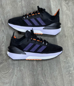 Avryn 'Black Coral Fusion' – L’alliance parfaite entre audace et confort par Adidas