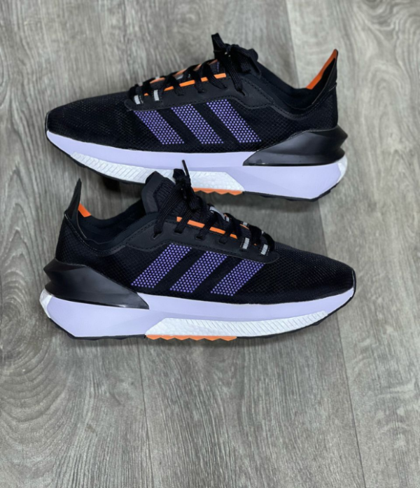 14 Avryn 'Black Coral Fusion' – L’alliance parfaite entre audace et confort par Adidas