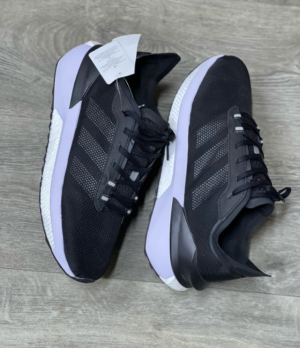 Avryn 'Black Coral Fusion' – L’alliance parfaite entre audace et confort par Adidas Noir